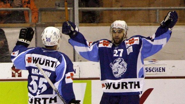 Dennis Kočetkov a Sergej Varlamov z Dynama Minsk se radují z branky do sítě kanadského týmu. Dennis Kočetkov a Sergej Varlamov z Dynama Minsk se radují z branky do sítě kanadského týmu.