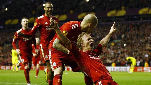 Útočník Liverpoolu Dirk Kuijt se raduje z branky do sítě pražské Sparty. Útočník Liverpoolu Dirk Kuijt se raduje z branky do sítě pražské Sparty.