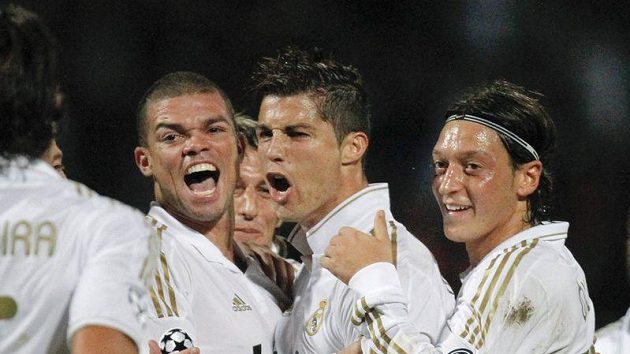 Cristiano Ronaldo (uprostřed) se v Lyonu raduje se spoluhráči z Realu Madrid. Cristiano Ronaldo (uprostřed) se v Lyonu raduje se spoluhráči z Realu Madrid.