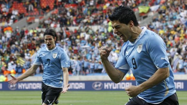 Uruguayec Luis Suárez (vpravo) zazářil na loňském MS v Jižní Africe. Uruguayec Luis Suárez (vpravo) zazářil na loňském MS v Jižní Africe.