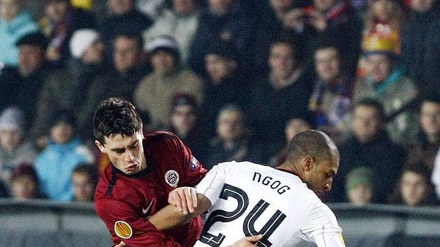 Sparťan Kamil Vacek (vlevo) bobjuje o míč s Davidem Ngogem z Liverpoolu. Sparťan Kamil Vacek (vlevo) bobjuje o míč s Davidem Ngogem z Liverpoolu.