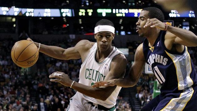Rajon Rondo z Bostonu (vlevo) se marně probíjí přes Mika Conleye z Memphisu. Rajon Rondo z Bostonu (vlevo) se marně probíjí přes Mika Conleye z Memphisu.