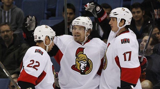 Hokejista Ottawy Senators Milan Michálek oslavuje gól do sítě New Yorku Islander se spoluhráči Filipem Kubou (vpravo) a Chrisem Kellym. Hokejista Ottawy Senators Milan Michálek oslavuje gól do sítě New Yorku Islander se spoluhráči Filipem Kubou (vpravo) a Chrisem Kellym.