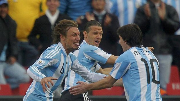 Argentinec Gabriel Heinze (vlevo) se raduje se svým spoluhráčem Lionelem Messim (vpravo) z branky do sítě Nigérie na MS v JAR. Argentinec Gabriel Heinze (vlevo) se raduje se svým spoluhráčem Lionelem Messim (vpravo) z branky do sítě Nigérie na MS v JAR.