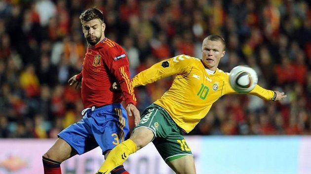 Litevec Darvydas Sernas (vpravo) v souboji o míč s Gerardem Piquém ze Španělska. Litevec Darvydas Sernas (vpravo) v souboji o míč s Gerardem Piquém ze Španělska.
