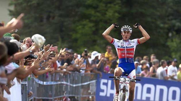 Jaroslav Kulhavý projíždí triumfálně cílem závodu SP v cross country ve Windhamu. Jaroslav Kulhavý projíždí triumfálně cílem závodu SP v cross country ve Windhamu.