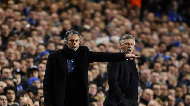 Zápas Chelsea - Inter Milán byl i velkým soubojem trenérů - Jose Mourinha (v popředí) a Carla Ancelottiho Zápas Chelsea - Inter Milán byl i velkým soubojem trenérů - Jose Mourinha (v popředí) a Carla Ancelottiho