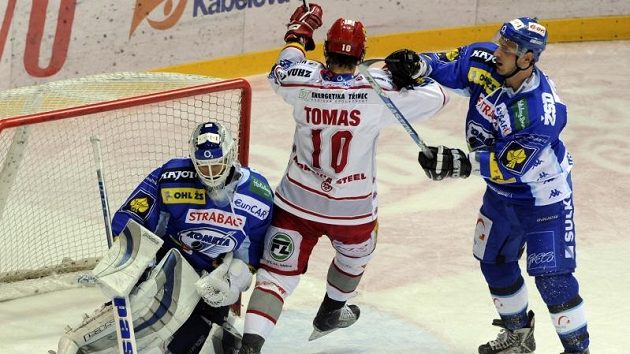 Brněnský gólman Trvaj při zákroku před dotírajícím třineckým Tomasem. Brněnský gólman Trvaj při zákroku před dotírajícím třineckým Tomasem.