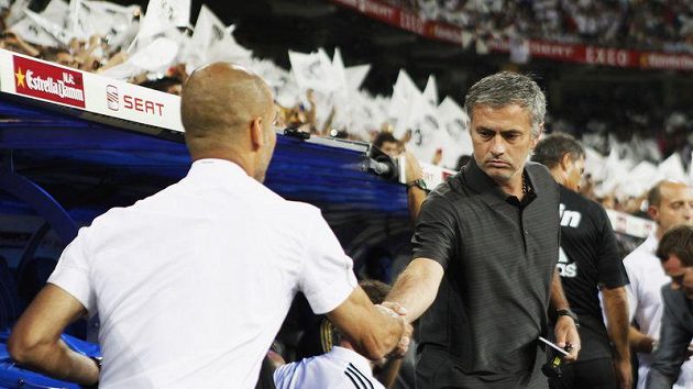 Kouč Realu Madrid José Mourinho (vpravo) si podává ruku s barcelonským trenérem Josepem Guardiolou. Kouč Realu Madrid José Mourinho (vpravo) si podává ruku s barcelonským trenérem Josepem Guardiolou.