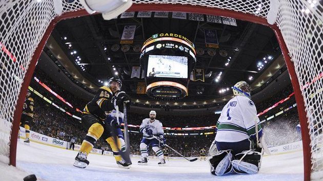 Bostonská TD Garden byla svědkem triumfu Bruins ve Stanleyově poháru. Našlapáno však v hale bývá i při zápasech basketbalistů Celtics. Bostonská TD Garden byla svědkem triumfu Bruins ve Stanleyově poháru. Našlapáno však v hale bývá i při zápasech basketbalistů Celtics.