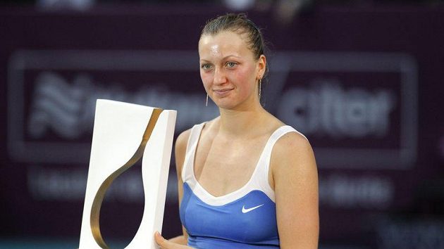 Tenistka Petra Kvitová s trofejí pro vítězku turnaje v Paříži Tenistka Petra Kvitová s trofejí pro vítězku turnaje v Paříži