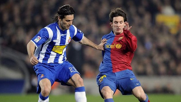 Dani Jarque (vlevo) na archivním snímku z barcelonského derby v souboji s Lionelem Messim. Dani Jarque (vlevo) na archivním snímku z barcelonského derby v souboji s Lionelem Messim.