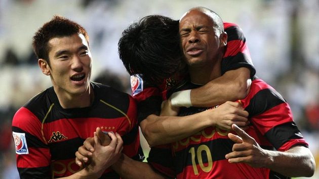 Denilson z týmu Pohang Steelers (vpravo) se raduje z branky. Denilson z týmu Pohang Steelers (vpravo) se raduje z branky.