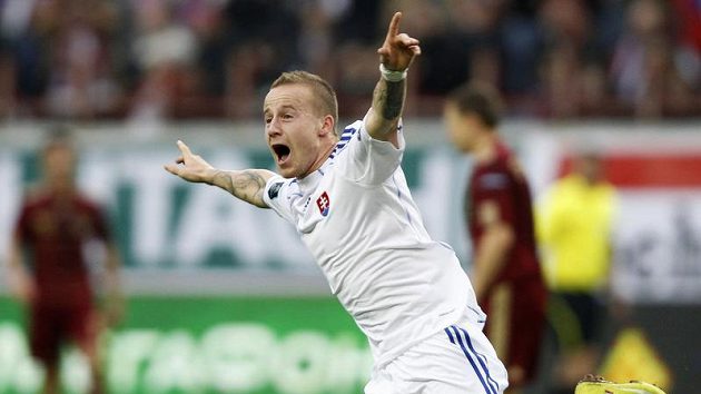 Slovenský reprezentant Miroslav Stoch jásá po gólu, který vstřelil do ruské sítě. Slovenský reprezentant Miroslav Stoch jásá po gólu, který vstřelil do ruské sítě.