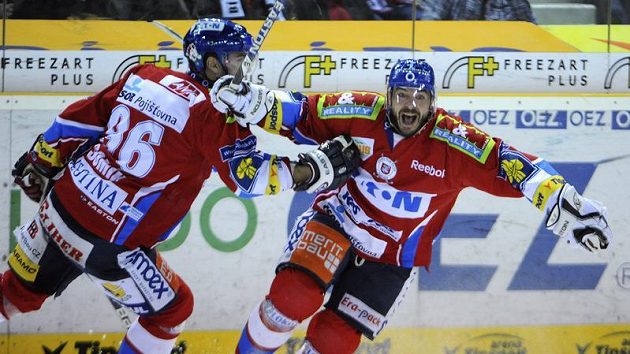 Pardubický David Havíř (vpravo) se raduje z branky v prodloužení v semifinále na ledě Liberce. Pardubický David Havíř (vpravo) se raduje z branky v prodloužení v semifinále na ledě Liberce.