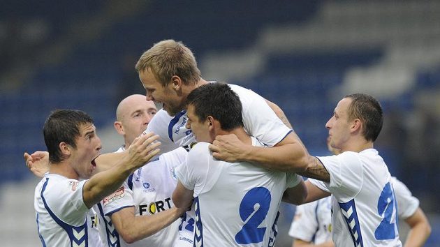 Autor třetího gólu libereckého týmu Radek Dejmek (uprostřed) se raduje se spoluhráči. Autor třetího gólu libereckého týmu Radek Dejmek (uprostřed) se raduje se spoluhráči.