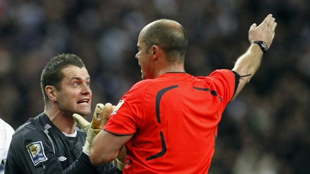 Irský brankář Shay Given se snaží rozhodčímu Martinu Hanssonovi vysvětlit, že Henry hrál v jeho pokutovém území rukou. (ilustrační foto) Irský brankář Shay Given se snaží rozhodčímu Martinu Hanssonovi vysvětlit, že Henry hrál v jeho pokutovém území rukou. (ilustrační foto)