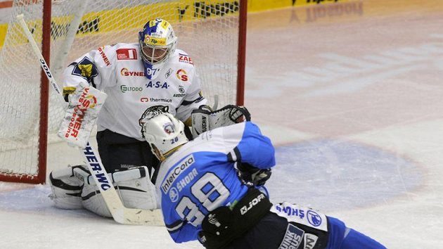 Útočník Plzně Martin Straka střílí na libereckého brankáře brankář Marka Pince. Útočník Plzně Martin Straka střílí na libereckého brankáře brankář Marka Pince.
