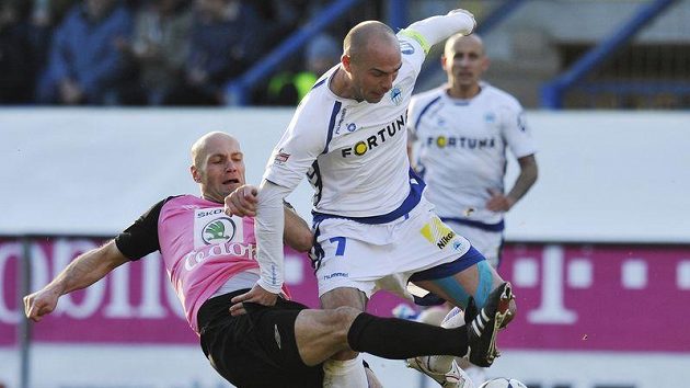 Liberecký Jan Nezmar (v bílém) uniká Petru Johanovi z Mladé Boleslavi. Liberecký Jan Nezmar (v bílém) uniká Petru Johanovi z Mladé Boleslavi.
