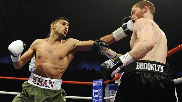 Boxer Amir Khan složil svého soupeře Dmitrije Salitu za 76 sekund. Boxer Amir Khan složil svého soupeře Dmitrije Salitu za 76 sekund.