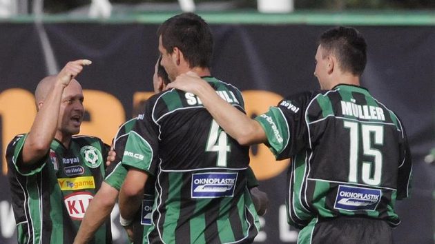 Fotbalisté Příbrami se radují z gólu do sítě Sparty, který vstřelil Cafú Fotbalisté Příbrami se radují z gólu do sítě Sparty, který vstřelil Cafú