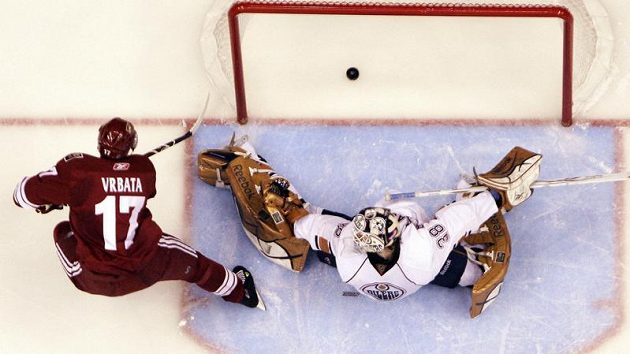 Radim Vrbata překonává brankáře Edmontonu Jeffa Deslaurierse Radim Vrbata překonává brankáře Edmontonu Jeffa Deslaurierse