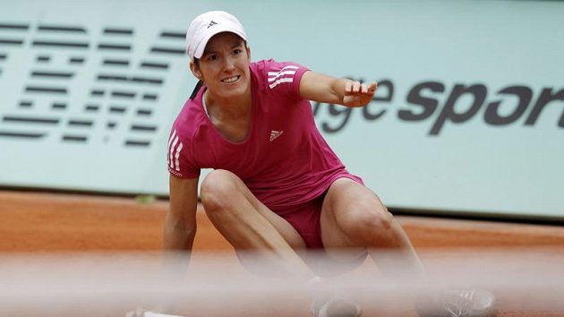 Belgická tenistka Justine Heninová v utkání proti Australance Stosurové na Roland Garros. Belgická tenistka Justine Heninová v utkání proti Australance Stosurové na Roland Garros.