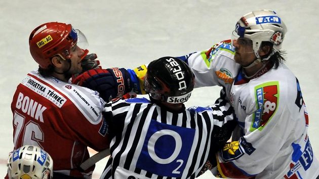 Třinecký Radek Bonk (vlevo) v potyčce s Jiřím Cetkovským z Pardubic - archivní foto. Třinecký Radek Bonk (vlevo) v potyčce s Jiřím Cetkovským z Pardubic - archivní foto.