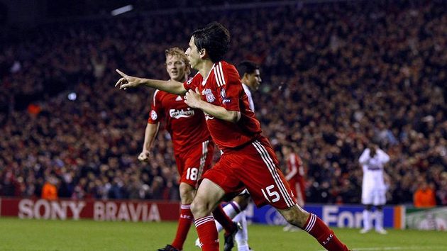 Yossi Benajun ještě v dresu Liverpoolu. Nyní si Izraelec zahraje za Arsenal. Yossi Benajun ještě v dresu Liverpoolu. Nyní si Izraelec zahraje za Arsenal.