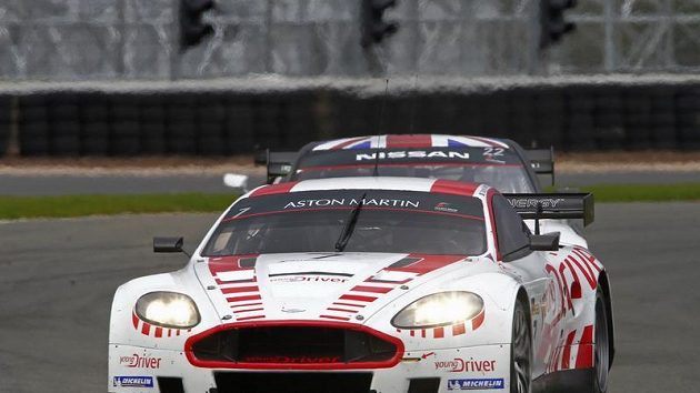 Tomáš Enge s vozem Aston Martin DBR9. Tomáš Enge s vozem Aston Martin DBR9.