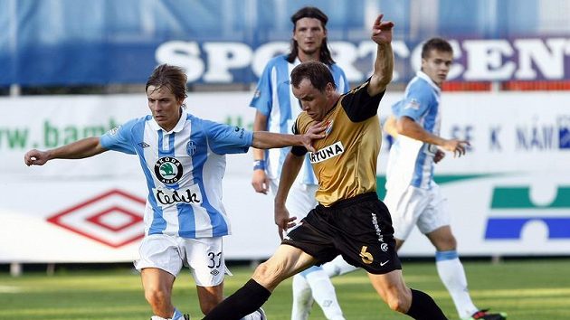 Lukáš Opiela z Mladé Boleslavi (vlevo) bojuje o míč se Zdeňkem Šenkeříkem z Baníku Ostrava. Lukáš Opiela z Mladé Boleslavi (vlevo) bojuje o míč se Zdeňkem Šenkeříkem z Baníku Ostrava.