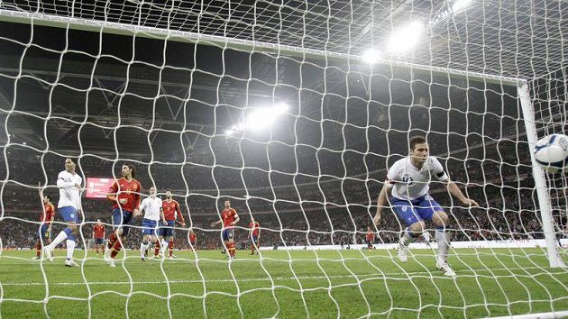 Snadný gól. Frank Lampard skóruje do sítě Španělů, zatímco soupeři marně pohledy vyzývají sudího k odmávnutí ofsajdu. Snadný gól. Frank Lampard skóruje do sítě Španělů, zatímco soupeři marně pohledy vyzývají sudího k odmávnutí ofsajdu.
