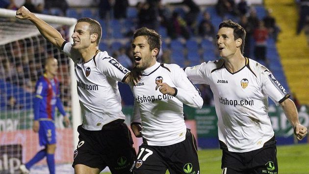 Fotbalisté Valencie se radují z branky proti Levante. Fotbalisté Valencie se radují z branky proti Levante.