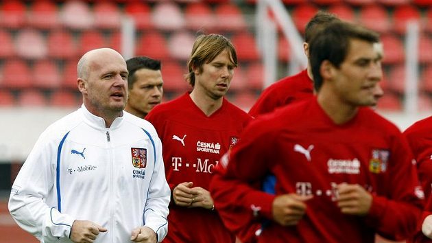 Trenér národního týmu Michal Bílek (vlevo) se svými svěřenci Trenér národního týmu Michal Bílek (vlevo) se svými svěřenci