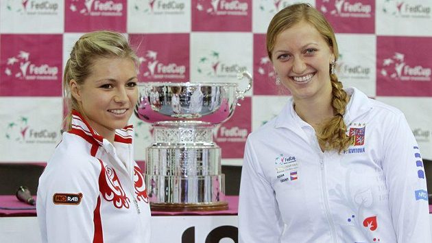 Petra Kvitová (vpravo) se zdraví po losu s Marií Kirilenkovou. Petra Kvitová (vpravo) se zdraví po losu s Marií Kirilenkovou.