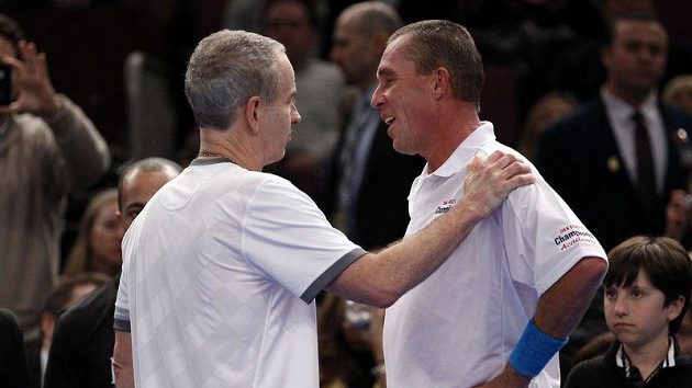 John McEnroe a Ivan Lendl se v exhibičním zápase utkají v londýnské Royal Albert Hall. John McEnroe a Ivan Lendl se v exhibičním zápase utkají v londýnské Royal Albert Hall.