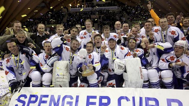 Hokejisté Dinama Minsk s trofejí pro vítěze Spengler Cupu Hokejisté Dinama Minsk s trofejí pro vítěze Spengler Cupu