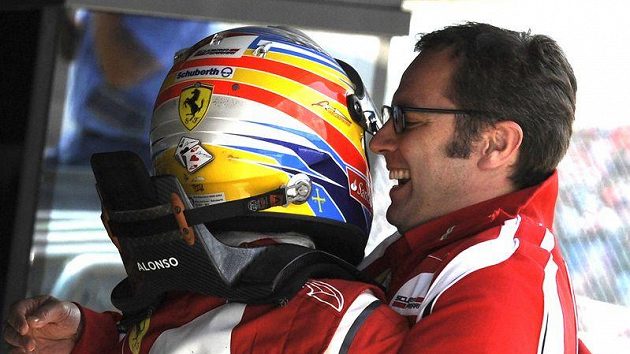 Šéf týmu Ferrari Stefano Domenicali (vpravo) oslavuje s Fernandem Alonsem triumf v Silverstonu. Šéf týmu Ferrari Stefano Domenicali (vpravo) oslavuje s Fernandem Alonsem triumf v Silverstonu.