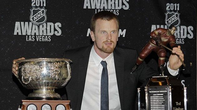 Hokejista Daniel Sedin s trofejí Art Ross Trophy a Cenou Ted Lindsey Hokejista Daniel Sedin s trofejí Art Ross Trophy a Cenou Ted Lindsey