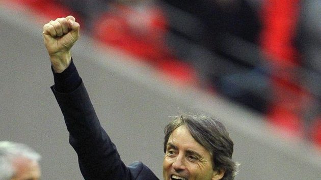 Radující se trenér Manchesteru City Roberto Mancini Radující se trenér Manchesteru City Roberto Mancini