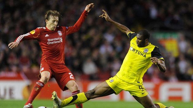 Souboj liverpoolského Lucase (vlevo) se sparťanem Kweukem. Kamerunec může jen litovat, že Liverpoolu žádný gól nedal... Souboj liverpoolského Lucase (vlevo) se sparťanem Kweukem. Kamerunec může jen litovat, že Liverpoolu žádný gól nedal...