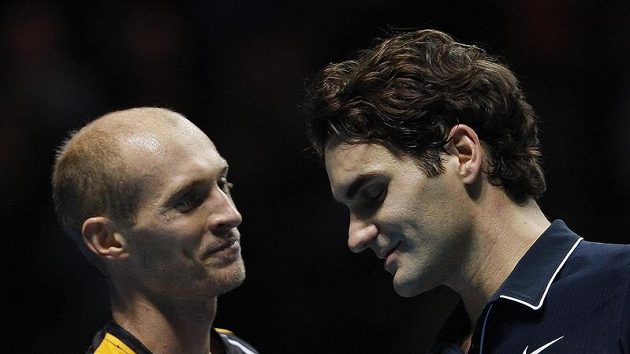 Nikolaj Davyděnko (vlevo) a Roger Federer po vzájemném zápase Nikolaj Davyděnko (vlevo) a Roger Federer po vzájemném zápase