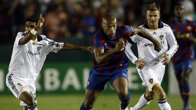 Útočník Barcelony Thierry Henry (uprostřed) uniká A.J. DeLaGarzovi (vlevo) a Davidu Beckhamovi z Los Angeles Galaxy. Útočník Barcelony Thierry Henry (uprostřed) uniká A.J. DeLaGarzovi (vlevo) a Davidu Beckhamovi z Los Angeles Galaxy.
