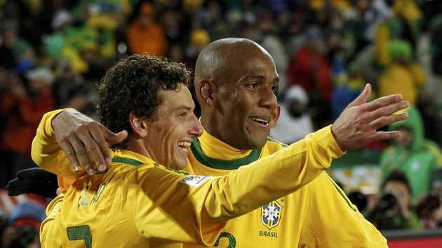 Dva šťastní střelci zleva Elano a Maicon. Dva šťastní střelci zleva Elano a Maicon.