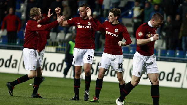Fotbalisté Sparty se radují z branky do sítě Mladé Boleslavi. Fotbalisté Sparty se radují z branky do sítě Mladé Boleslavi.