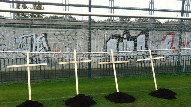 Na tréninkovém hřišti Slavie v Edenu se objevily čtyři hroby s kříži pro Aleše Řebíčka, Františka Straku, Miroslava Platila a Adama Řebíčka... Na tréninkovém hřišti Slavie v Edenu se objevily čtyři hroby s kříži pro Aleše Řebíčka, Františka Straku, Miroslava Platila a Adama Řebíčka...