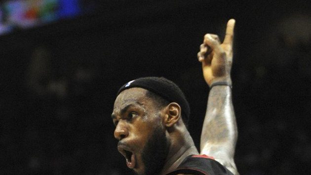 Basketbalista LeBron James v dresu Miami Basketbalista LeBron James v dresu Miami