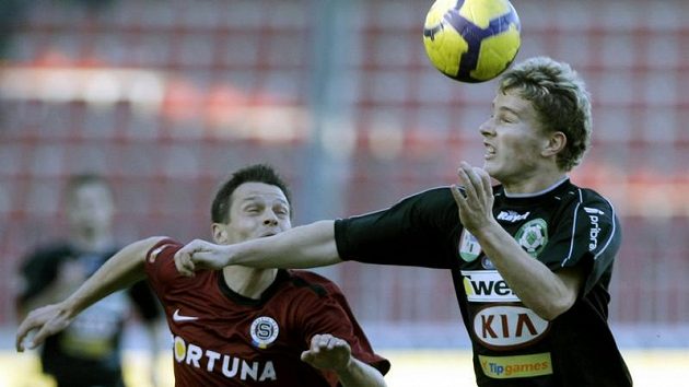 Hlavičkový souboj Sionka se Šmejkalem v utkání Sparty a Příbrami. Hlavičkový souboj Sionka se Šmejkalem v utkání Sparty a Příbrami.