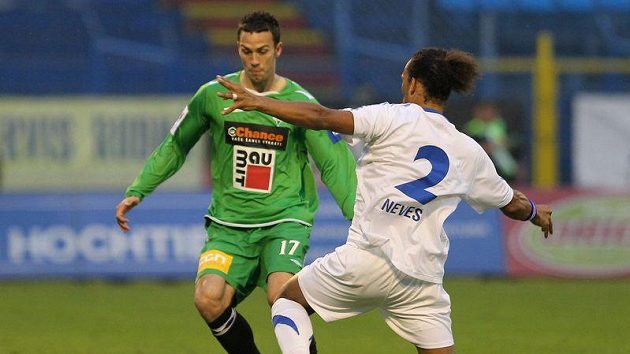 Fernando Neves (Baník) v souboji s Janem Vošáhlíkem z Jablonce (vlevo). Fernando Neves (Baník) v souboji s Janem Vošáhlíkem z Jablonce (vlevo).