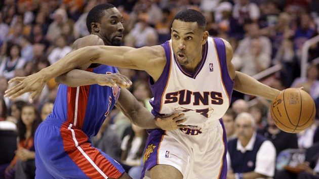 Basktbalista Phoenixu Suns Grant Hill uniká hráči Detroitu Pistons Benu Gordonovi při nedělním zápase NBA. Basktbalista Phoenixu Suns Grant Hill uniká hráči Detroitu Pistons Benu Gordonovi při nedělním zápase NBA.